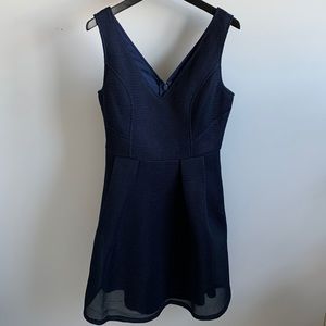 Unique V-neck Guess dress
